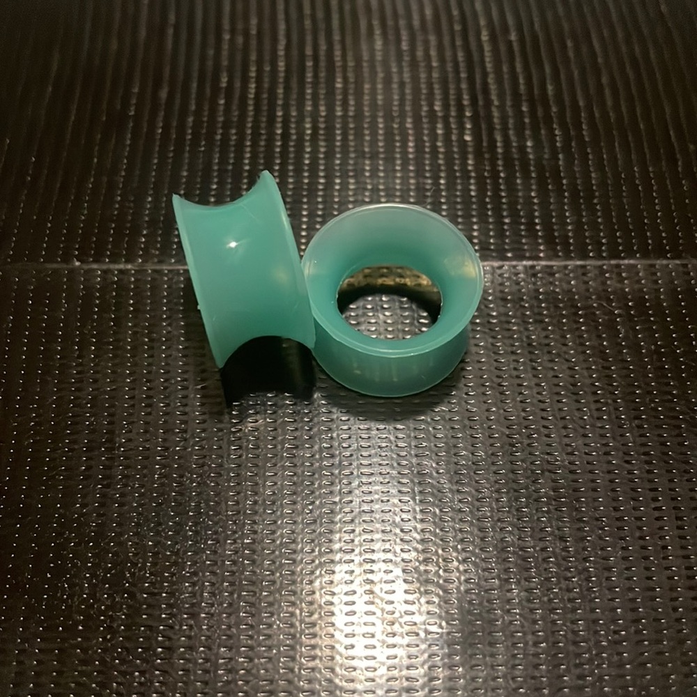 Teal tunnel plugs